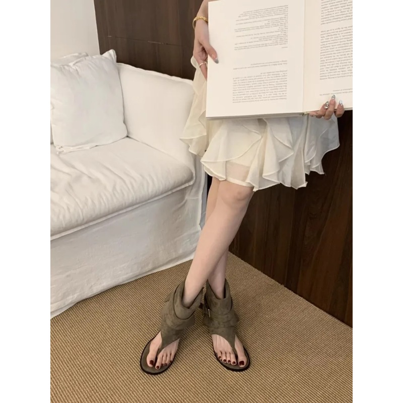 รองเท้าส้นเตี้ยแบบเปิดนิ้วเท้า - Street Fashion Rome 2026 บทวิจารณ์และราคา